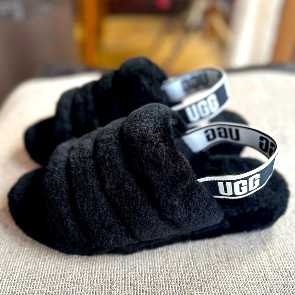**UGGs**  Gently used Ugg Sliders/ Slippers 🎊🎉 Black/ Size 9.